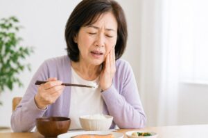 食事中の入れ歯に違和感がある女性