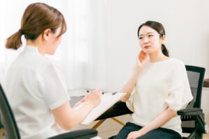 歯の悩みを相談する患者と歯科医師