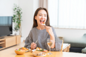 食べ物を食べる女性