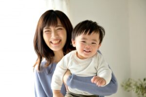 小さい男の子のお母さん