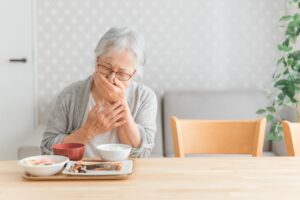 ご飯中に口が違和感な女性