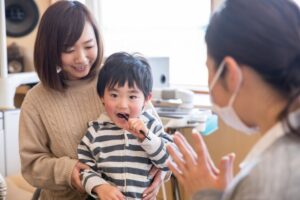 親子で歯科検診を受ける様子
