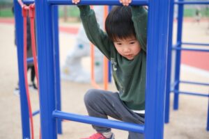 遊具で遊ぶ男の子