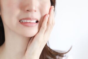 歯を痛がる女性