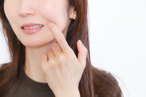 歯を痛がる女性