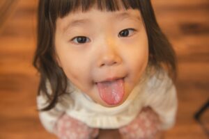 舌を出す女の子