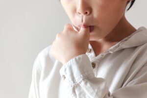 指しゃぶりをする男の子