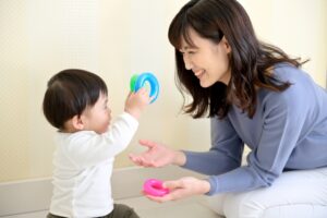 おもちゃで遊ぶ親子