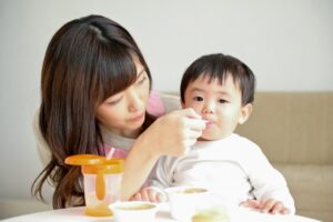 離乳食を食べる子ども