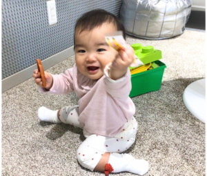 おもちゃを持った赤ちゃん