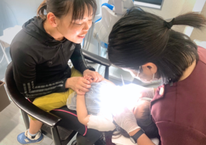 お母さんと一緒に診察を受ける子ども