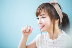 歯磨きする女性