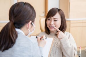 歯が痛くて受診する女性