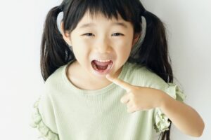 口を見せる女の子