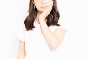 頬をおさえる女性