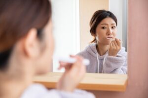歯磨きする女性