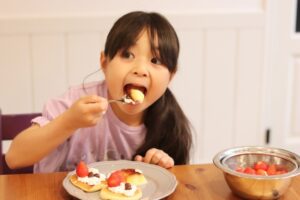 おやつを食べる女の子