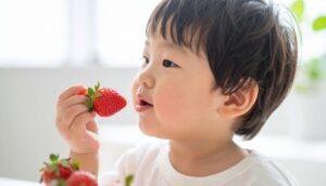 いちごを食べる男の子