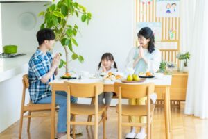 いただきますをする家族