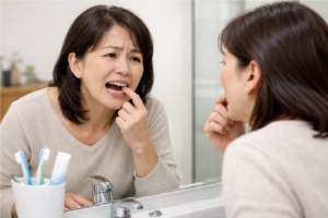 歯がグラグラして気になる女性