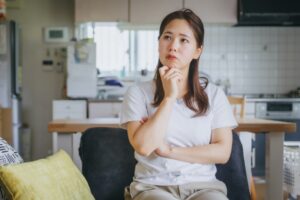 悩む女性