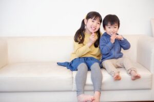 歯磨きをする子ども