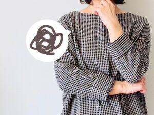 悩んでいる様子