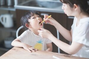 仕上げ磨きを行う親