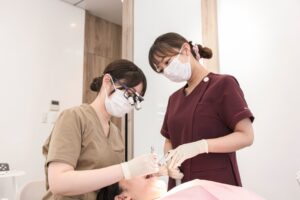 治療する歯科医師
