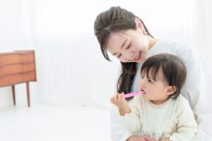 歯磨きを見守るお母さん
