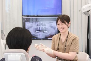 優しく説明する歯科医師