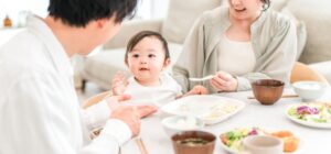 ご飯を食べる家族