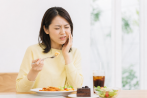歯が染みる女性