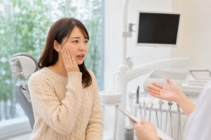 医師に相談している女性