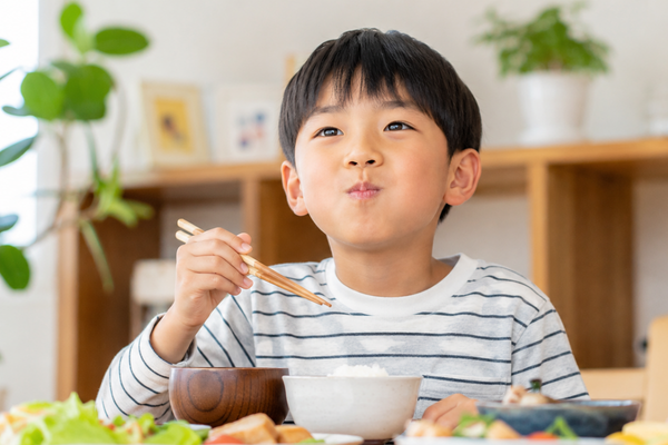 口いっぱいに食べ物を入れる男の子