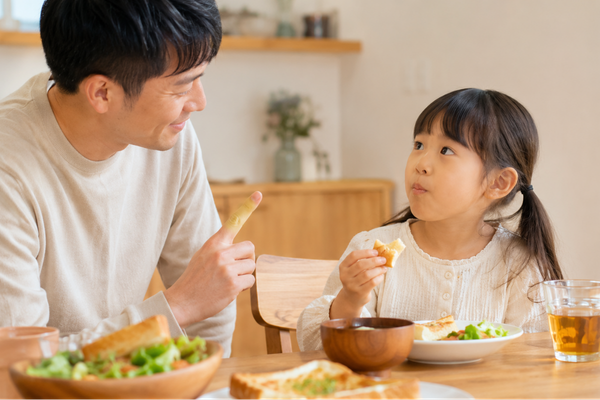 パンを食べる女の子