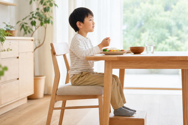 姿勢を正す男の子