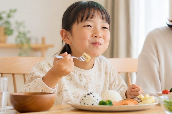 おいしそうにご飯を食べる女の子